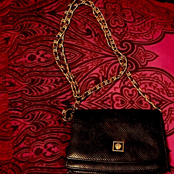 VTG BLACK CROSSBODY BAG W/ METAL EMBLEM & MIXED CHAIN - Picture 1 of 9